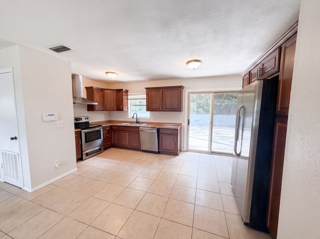 Property photo 2 of 7018 Lynwood Dr