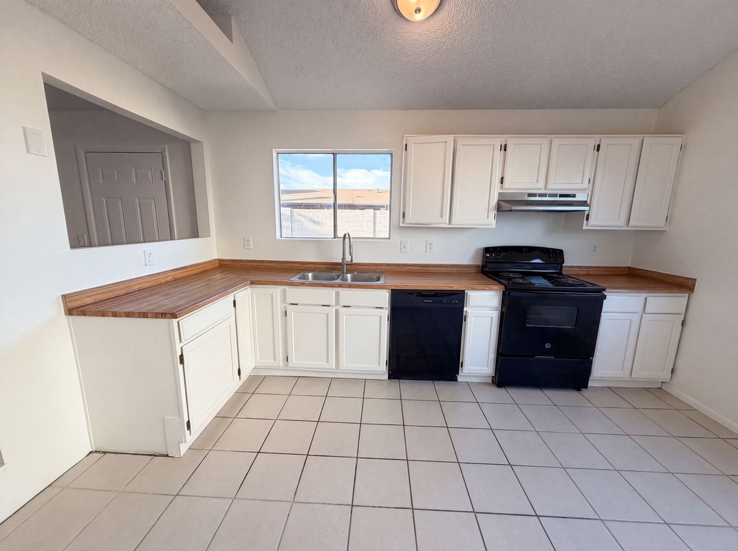 Property photo 2 of 8839 W Carol Ave