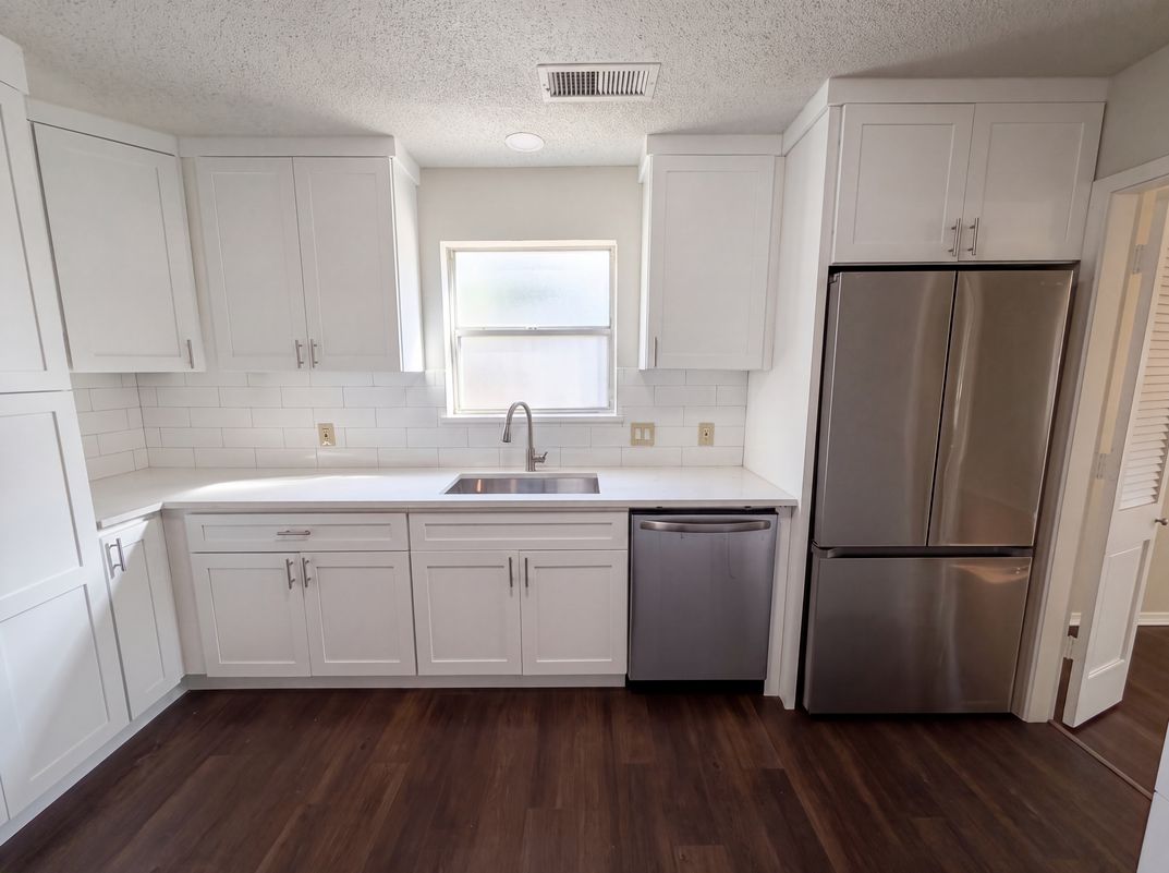 Property photo 2 of 821 Glen Oaks Blvd