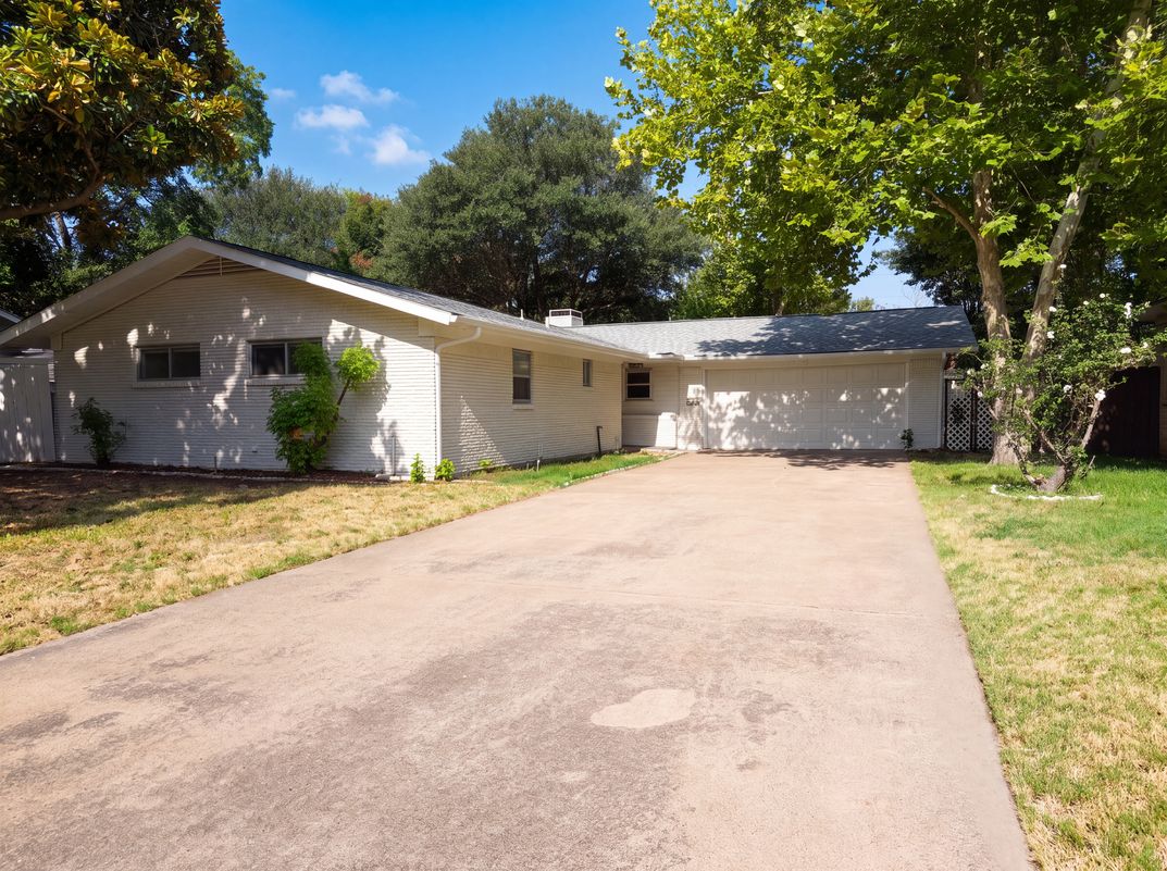 Property photo 1 of 725 Ridgecrest Dr