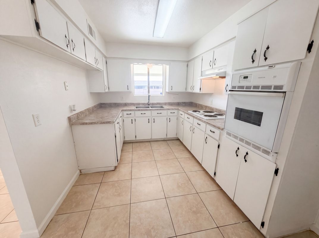 Property photo 2 of 438 N Ash