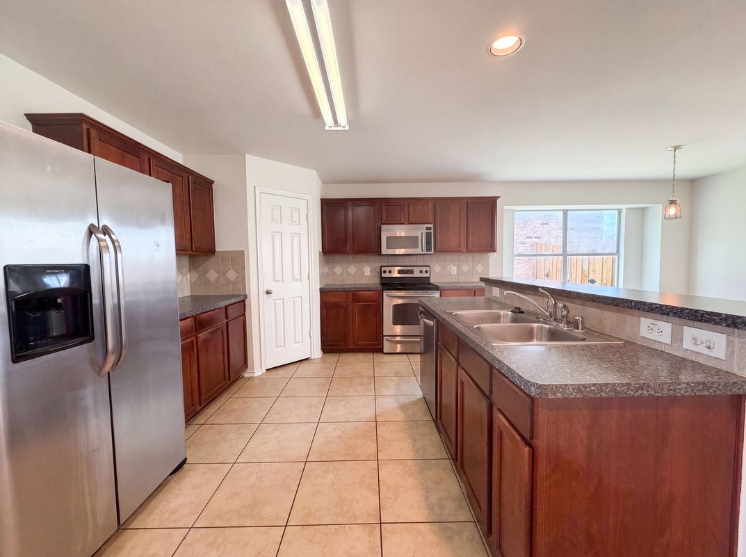 Photo 2 of 16 of 8608 Sagebrush Trl, Crossroads, TX
