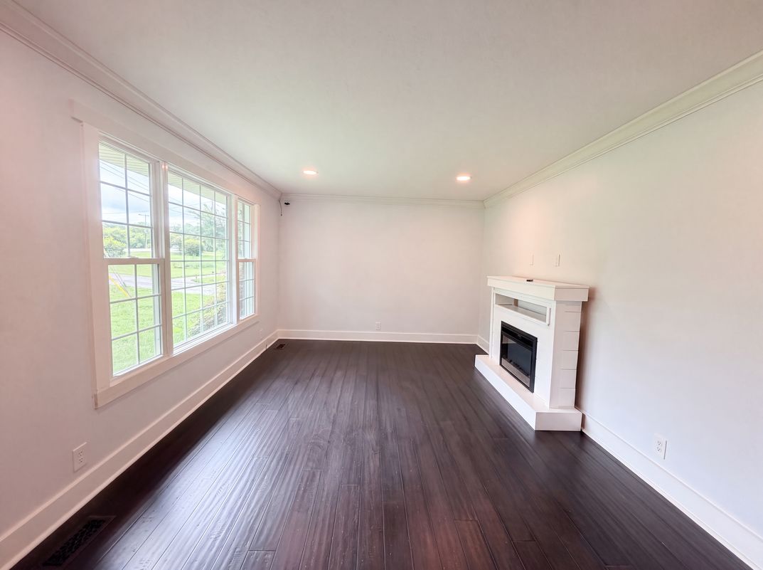 Property photo 3 of 102 S Valley Rd