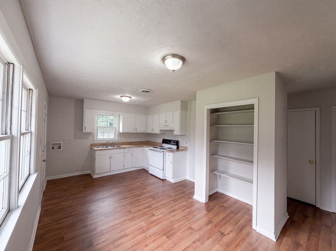 Property photo 2 of 6616 Amanda Cir