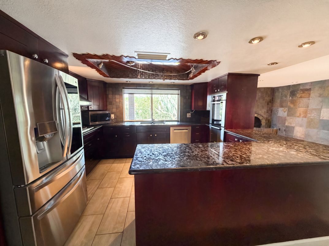 Property photo 2 of 2244 E Nicolet Ave