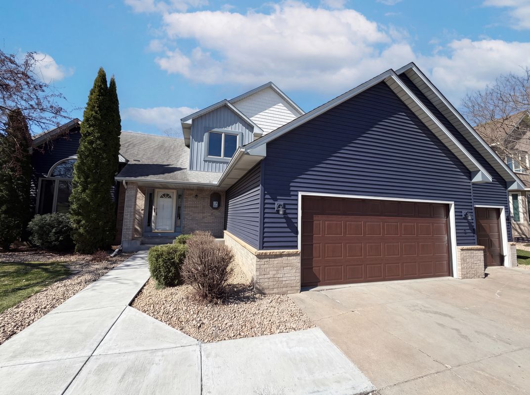 Property photo 1 of 8433 Upland Ln N