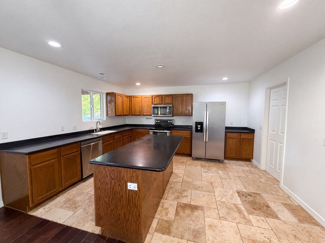 Property photo 2 of 866 S 1580 W