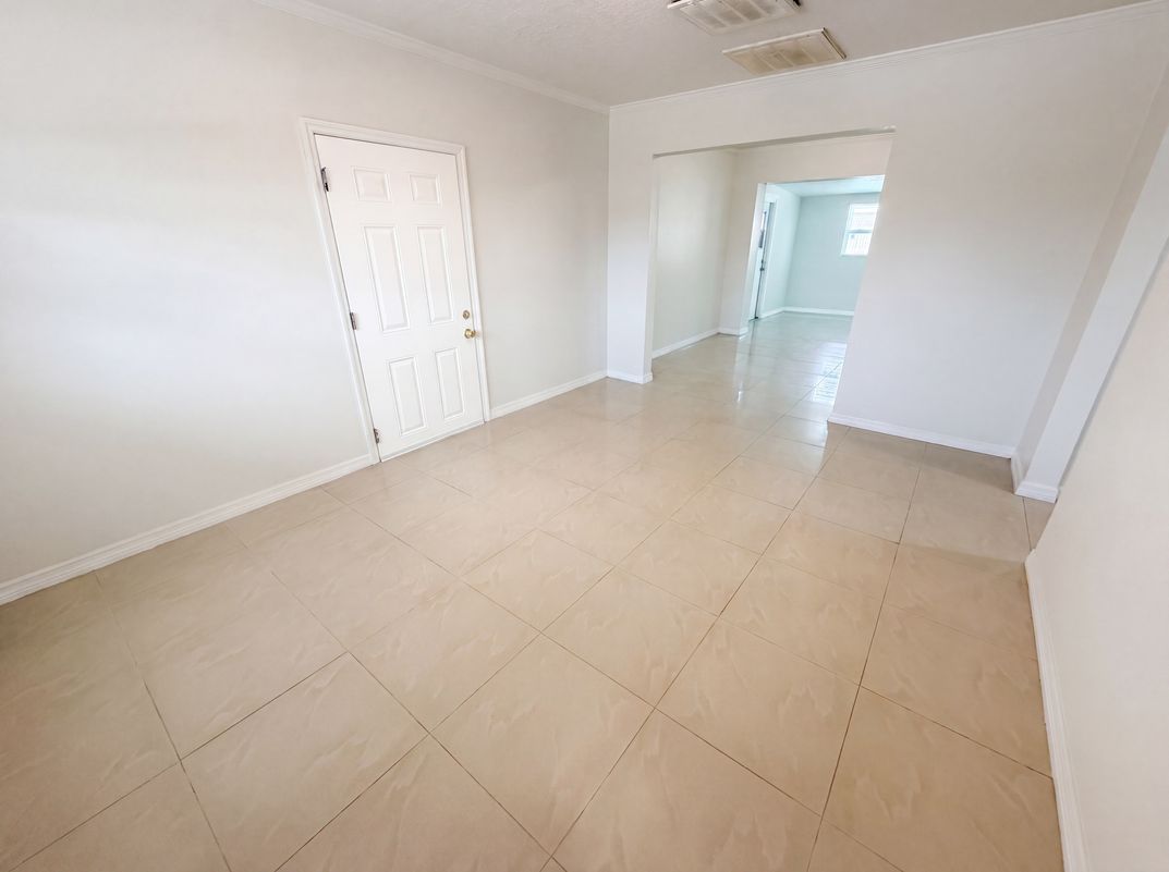 Photo 8 of 25 of 15525 Bedford Cir E, Clearwater, FL