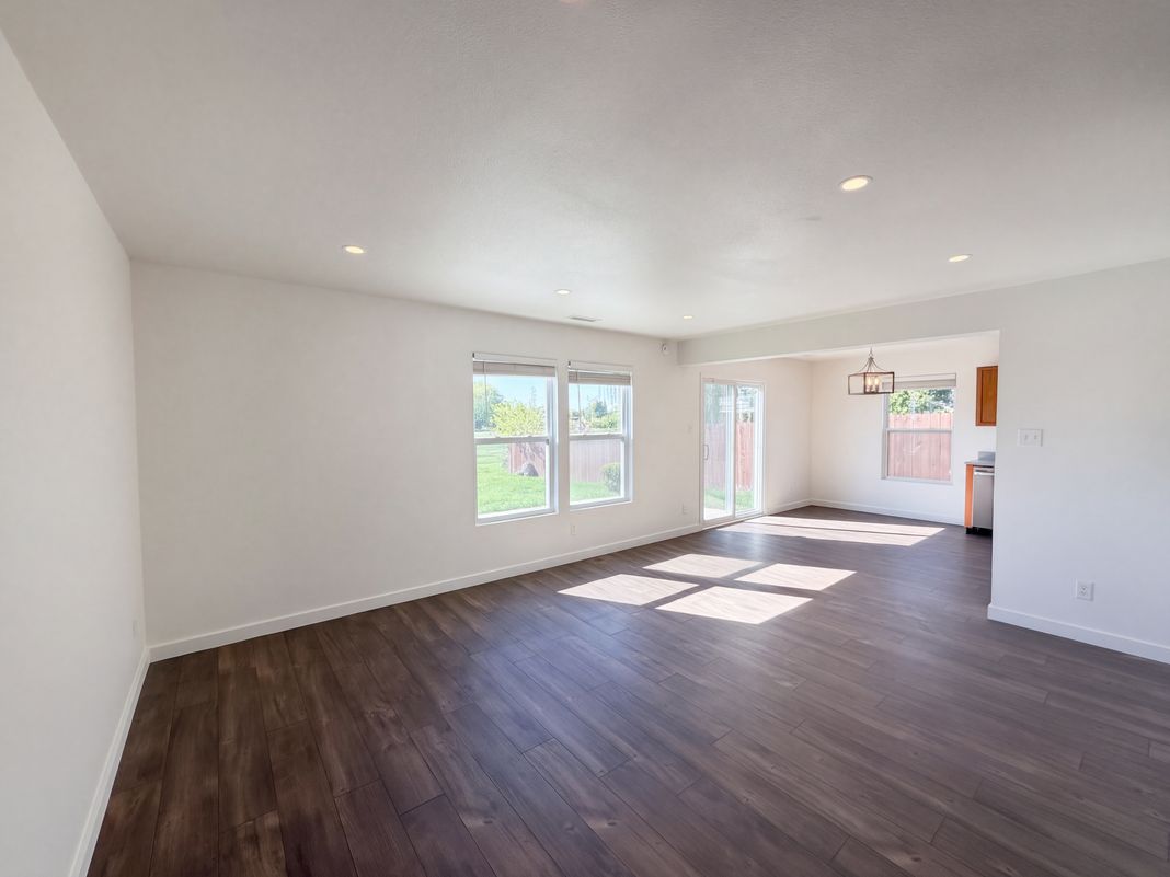 Property photo 3 of 8723 Hosta Way