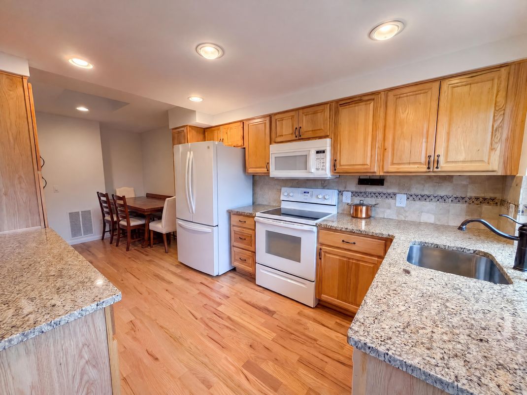 Property photo 2 of 3075 E Long Cir S