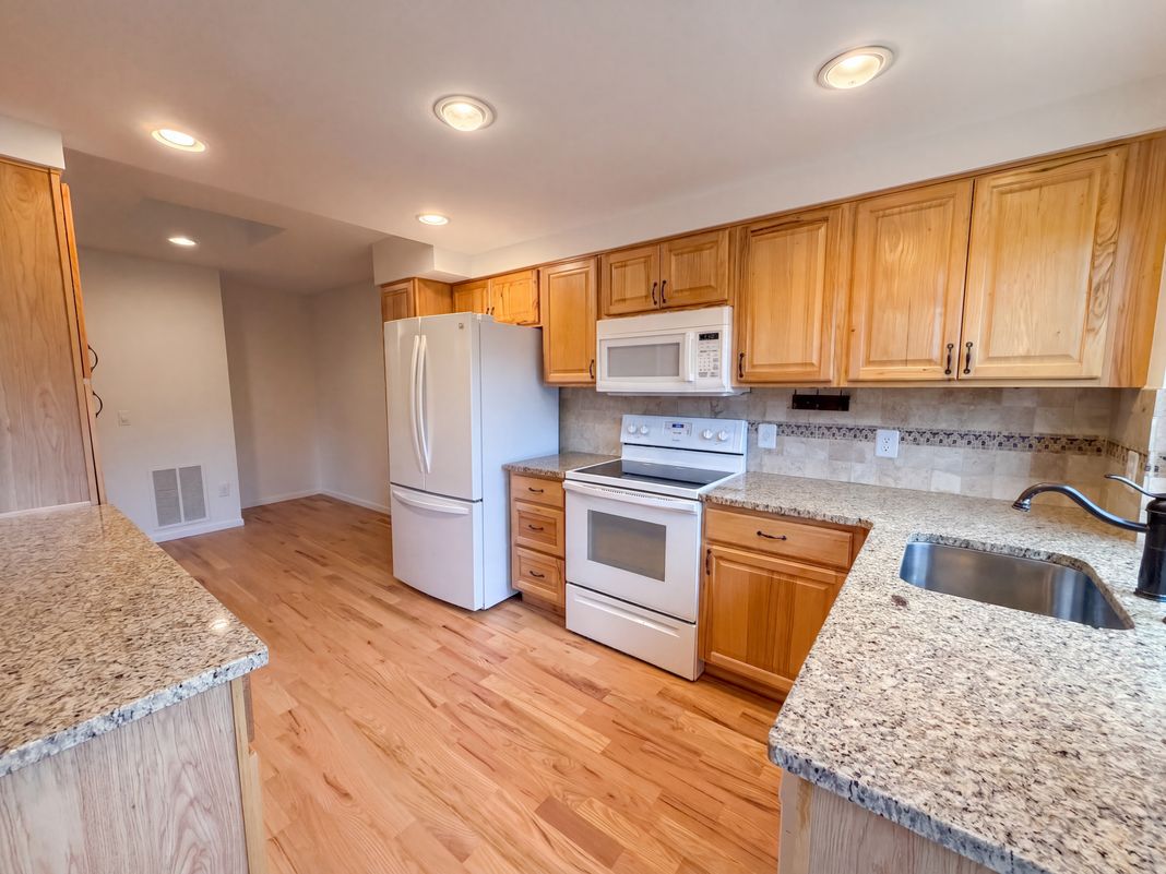Property photo 2 of 3075 E Long Cir S