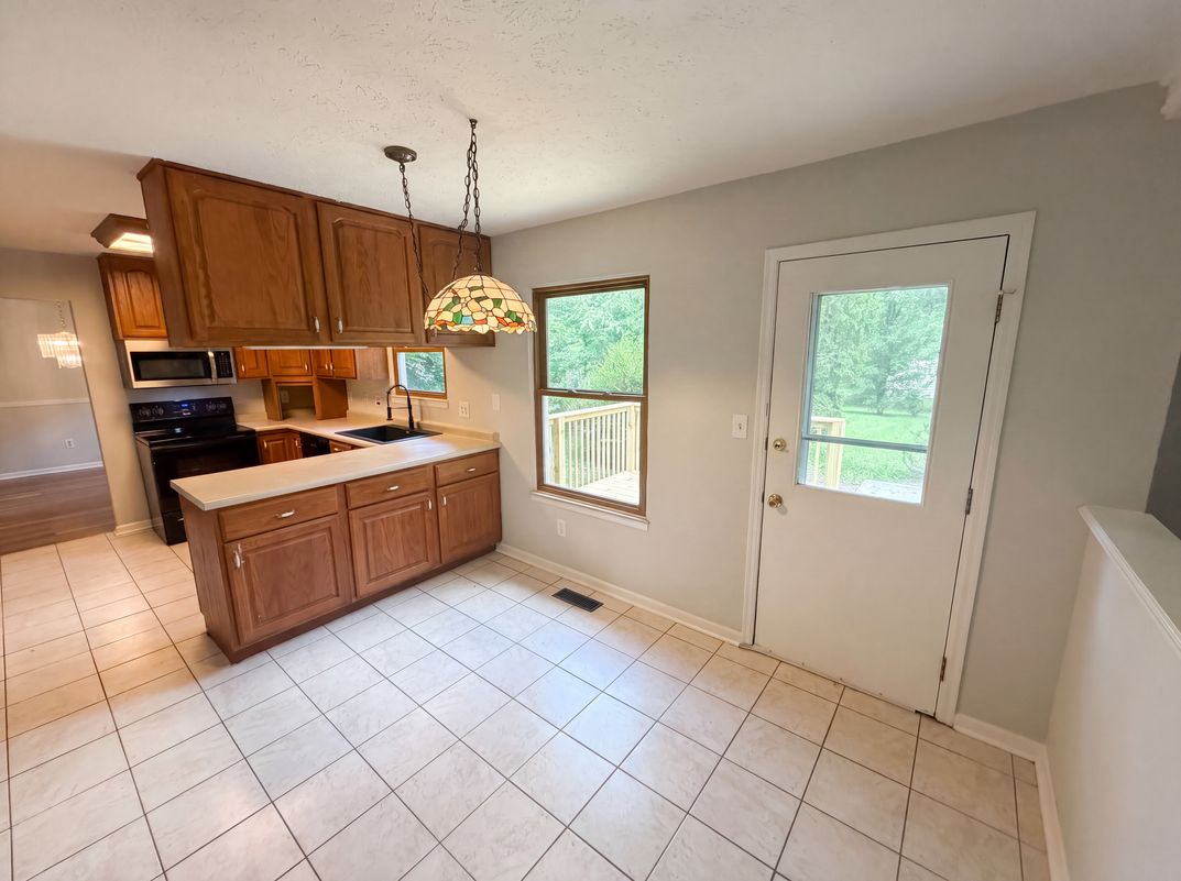 Property photo 2 of 7744 Oakshot Ln