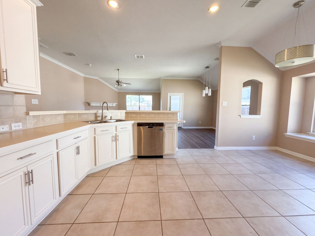 Property photo 2 of 5327 Lake Gardens Dr
