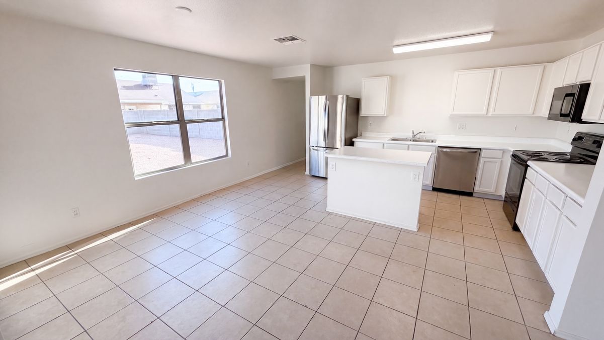 Property photo 2 of 11517 W Larkspur Rd