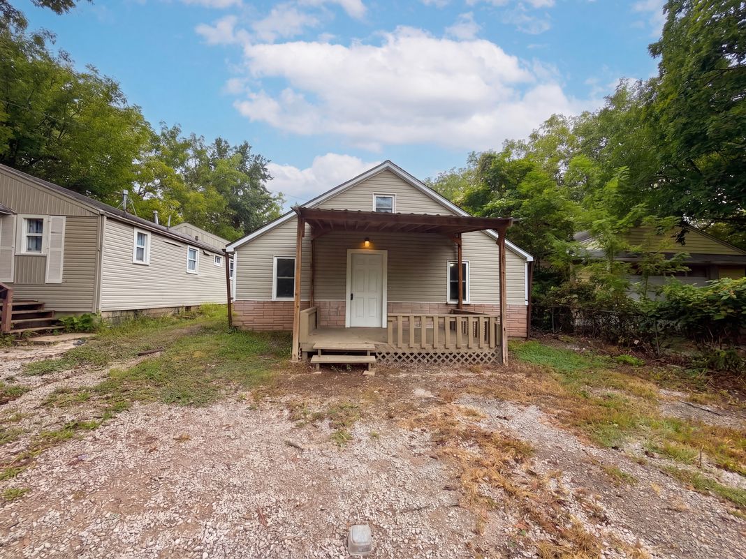 Property photo 1 of 808 E Pacific Ave
