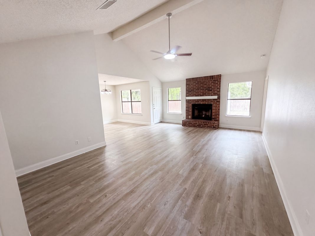 Property photo 3 of 16207 Parkway Dr