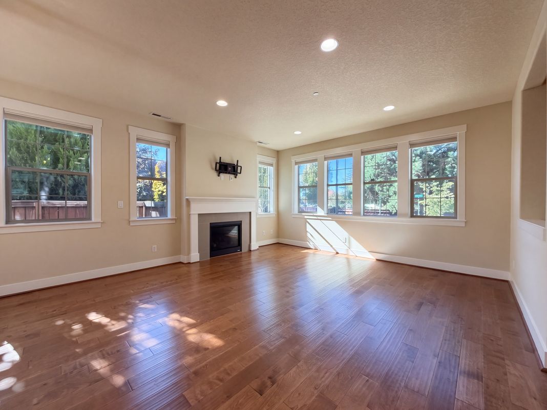 Property photo 3 of 410 NE 76th Ave