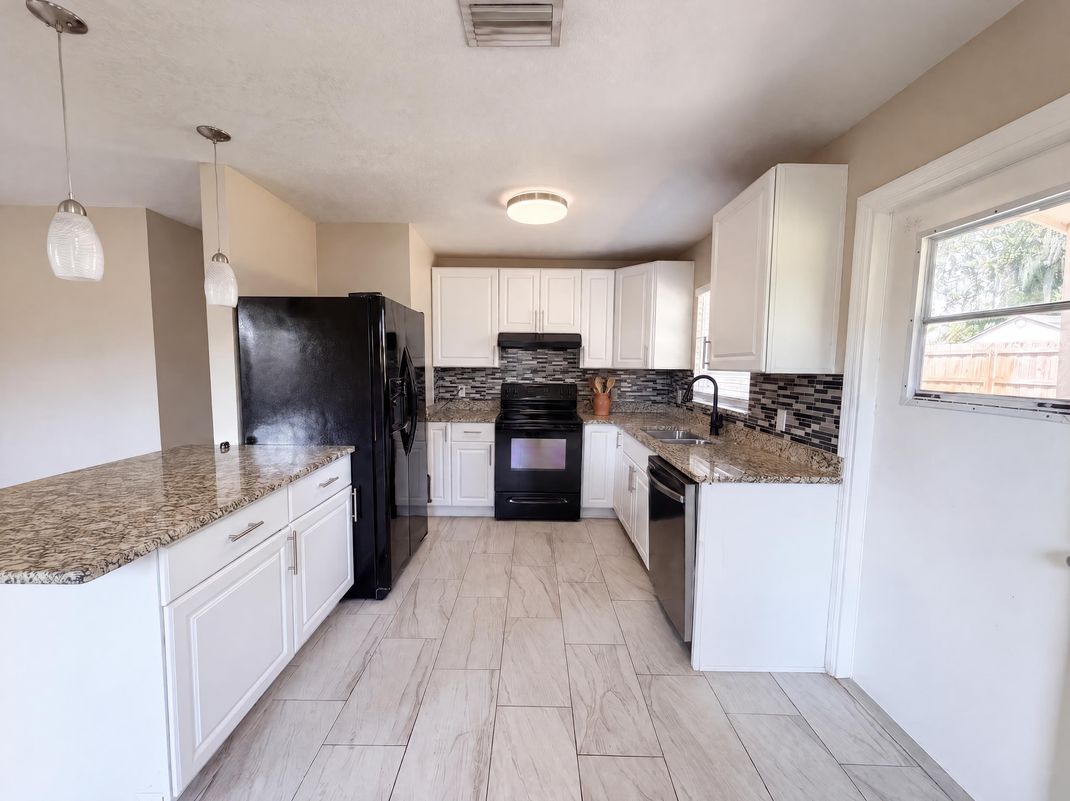 Property photo 3 of 121 Inwood Cir