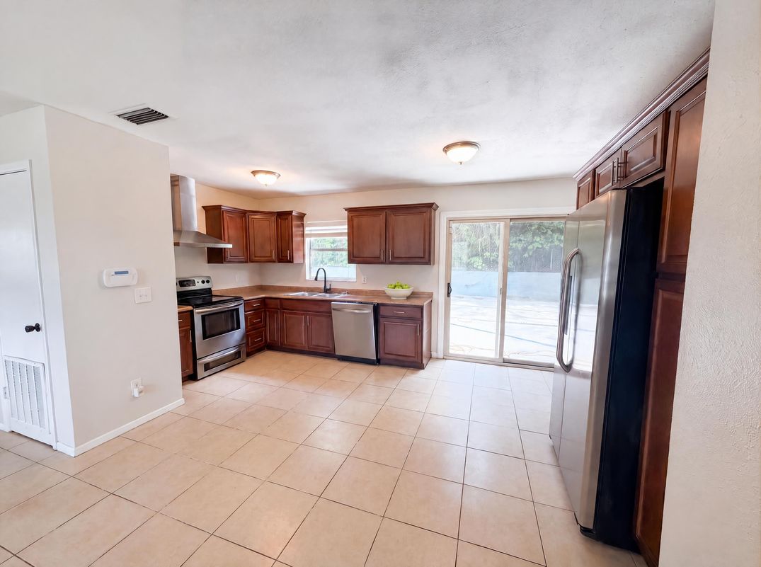 Property photo 2 of 7018 Lynwood Dr