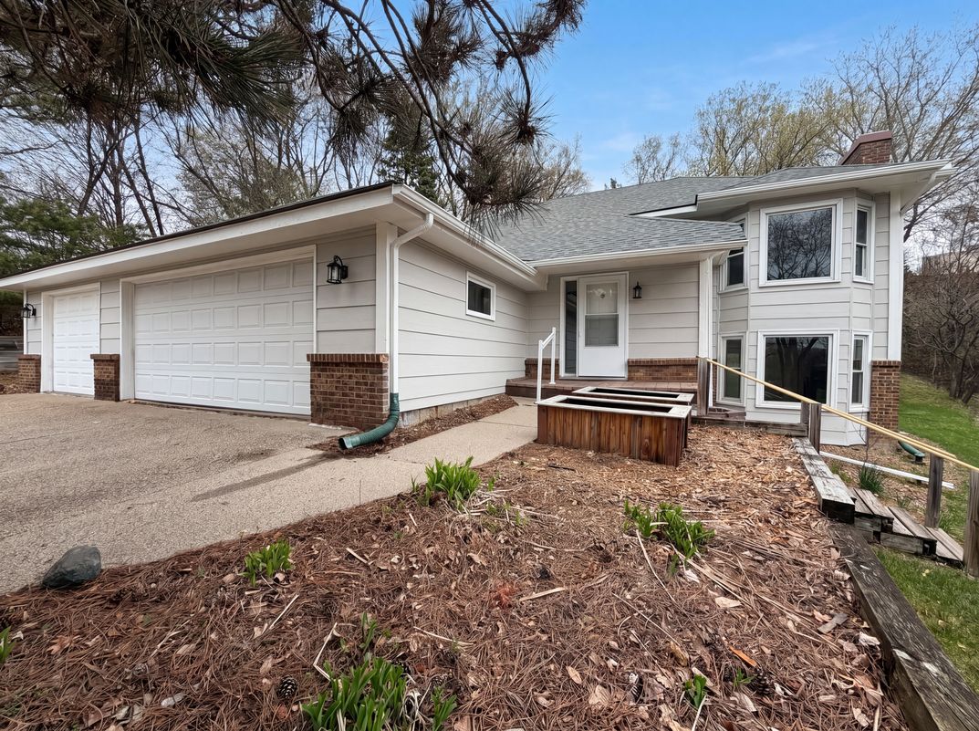 Property photo 1 of 6475 Grand View Dr