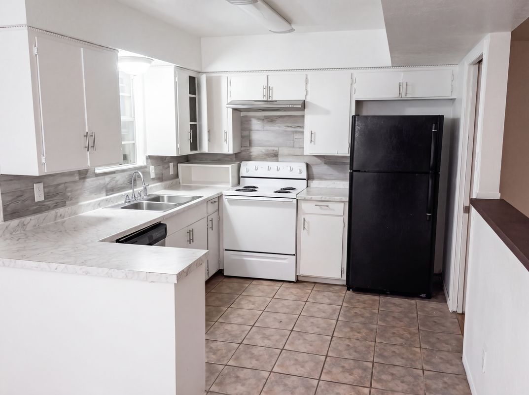Property photo 2 of 736 W Borden St