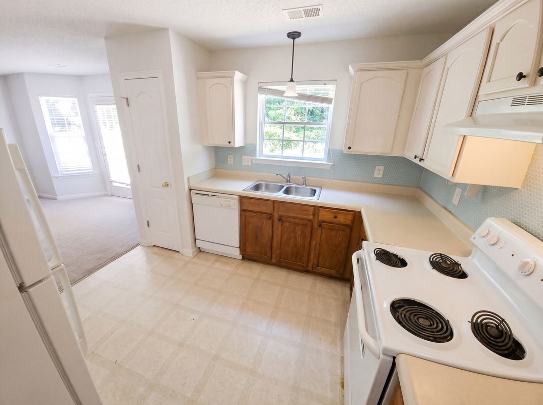Property photo 2 of 220 Fox Creek Blvd