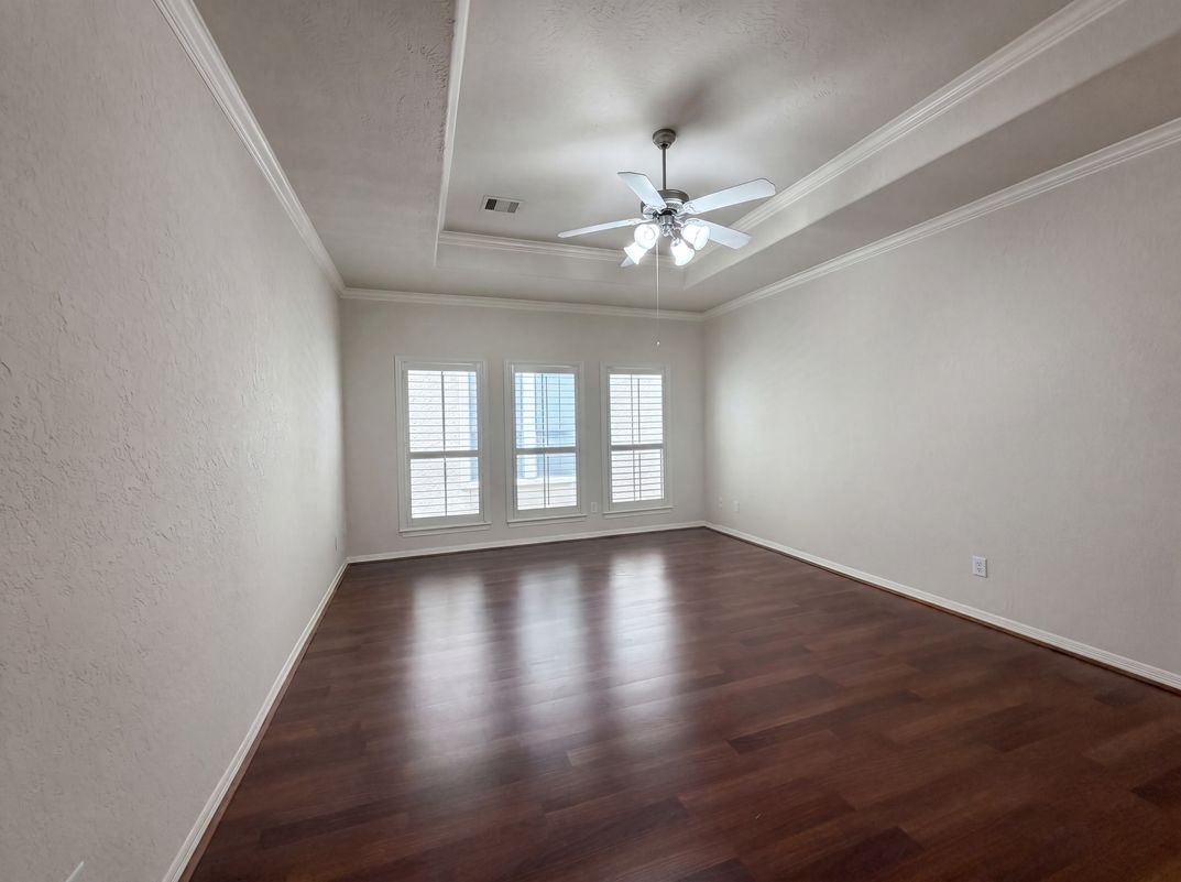 Photo 4 of 21 of 2942 Royal Oaks Crst, Houston, TX