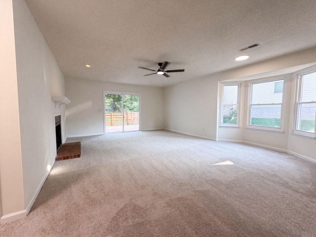 Property photo 3 of 3363 Lakeside Pl