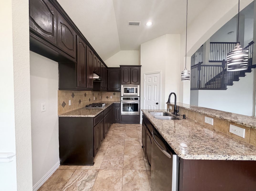 Property photo 2 of 1421 Caruth Ln