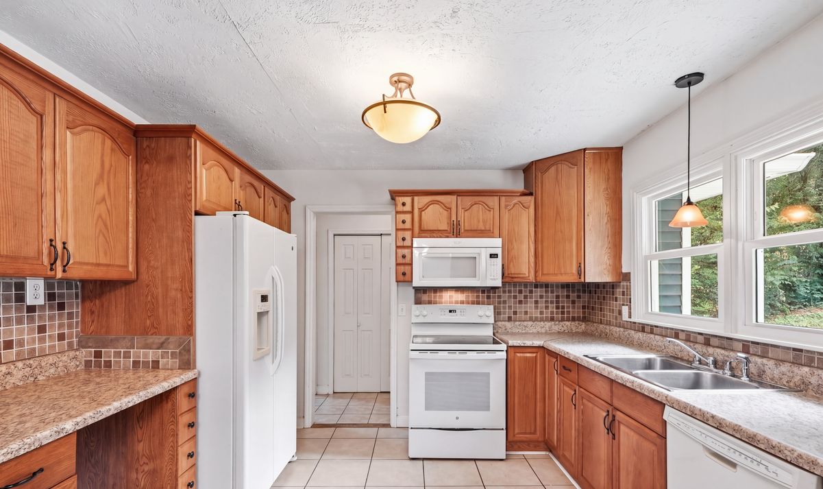 Property photo 3 of 3703 Thrushwood Dr