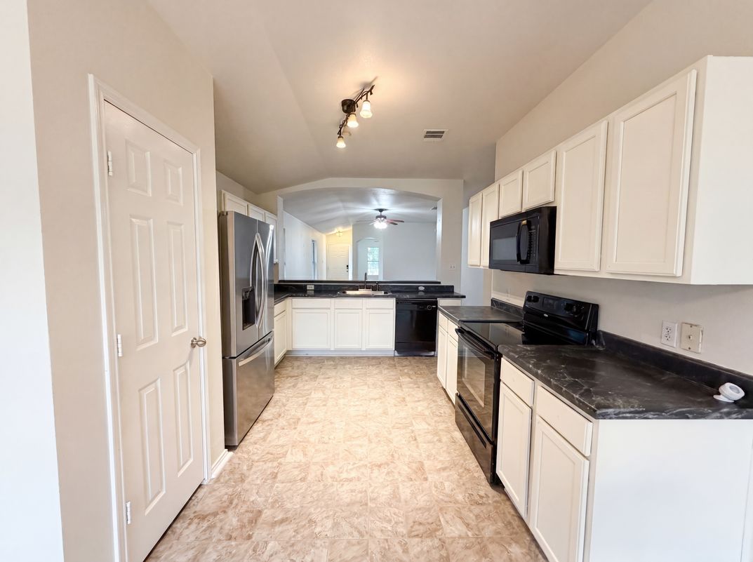 Property photo 2 of 413 E Vega Ln