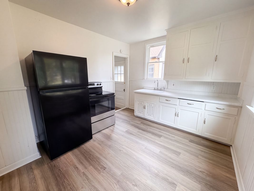 Property photo 2 of 3419 Queen Ave N