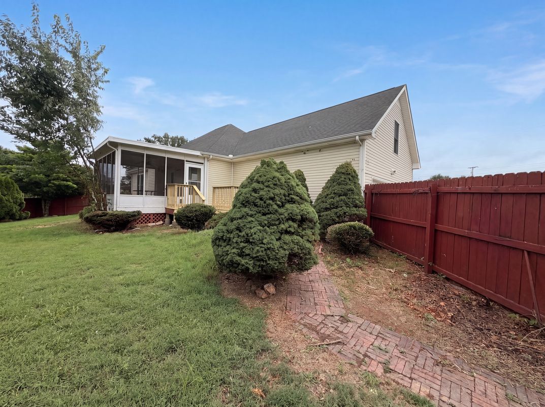 Photo 5 of 17 of 3609 Millington Dr, Clarksville, TN