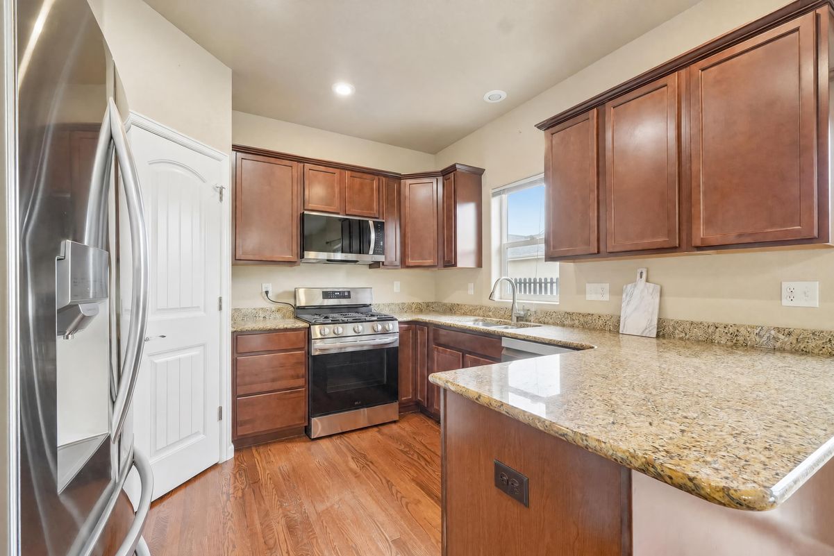 Property photo 2 of 11528 Louvre Pt