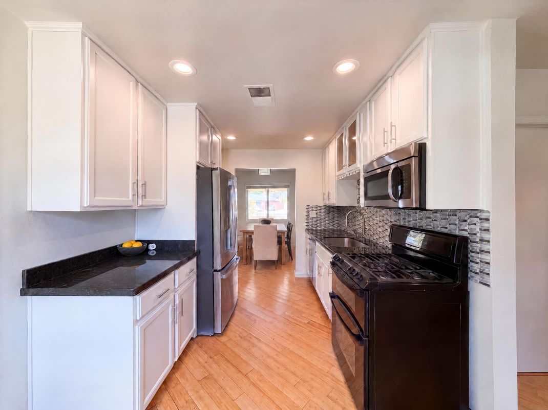 Property photo 2 of 909 W Missouri Ave
