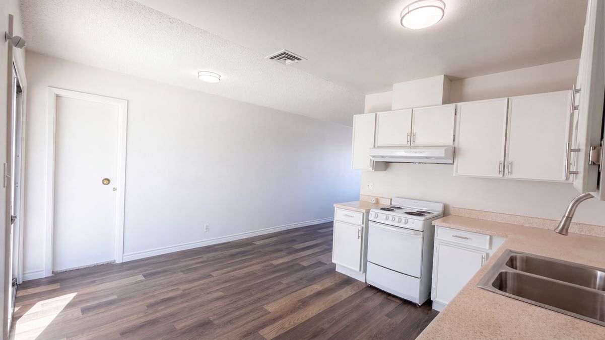 Property photo 2 of 6121 Jones Cir