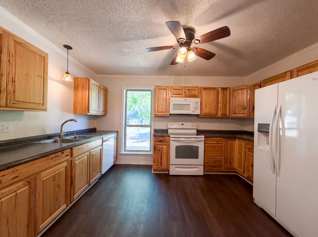 Property photo 2 of 1406 Tad St