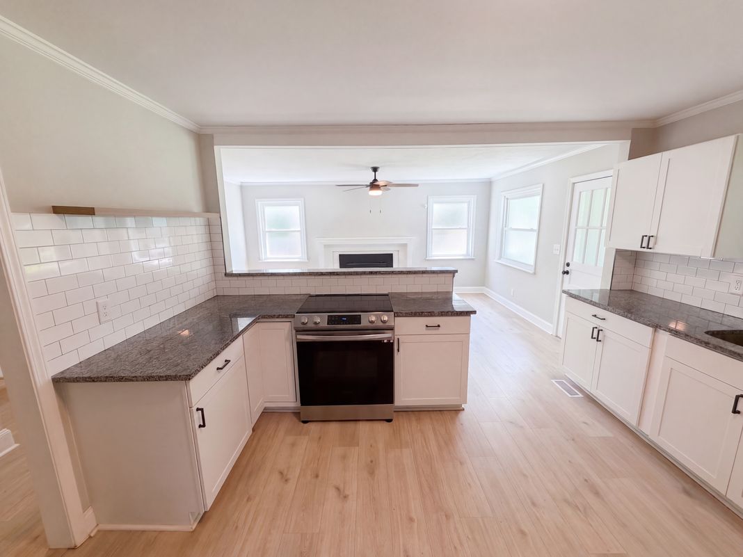 Photo 9 of 23 of 8519 Denbur Dr, Charlotte, NC