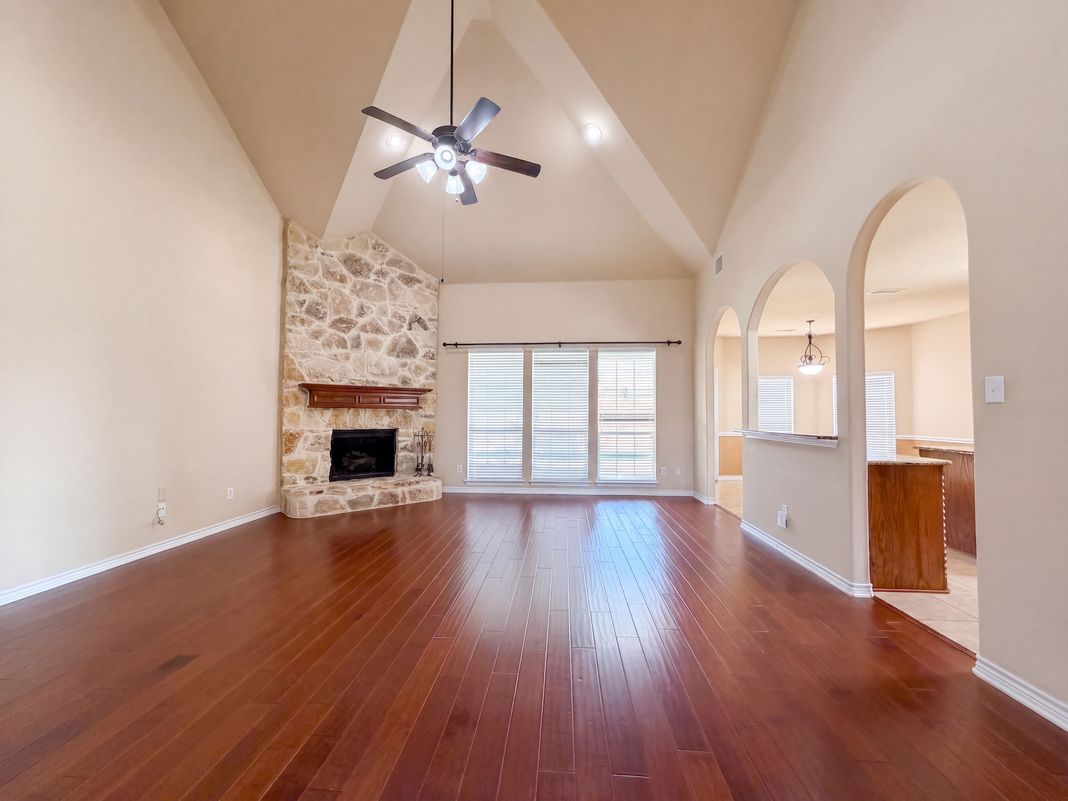 Property photo 3 of 409 Lone Oak Ct