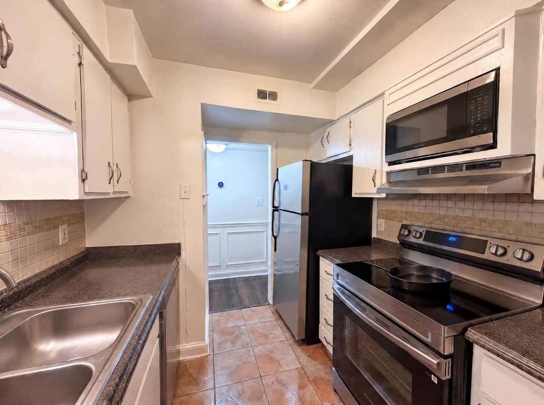 Property photo 2 of 7040 Longstreet Dr Unit C
