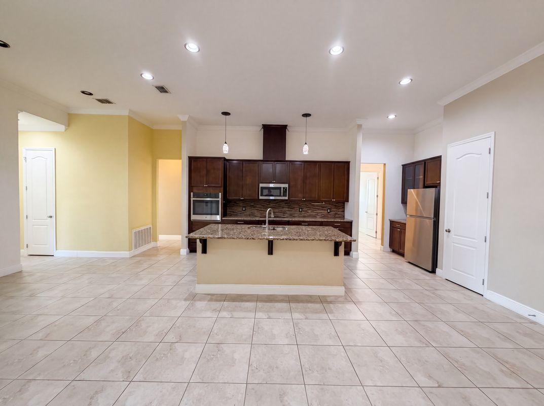 Property photo 2 of 918 Blackthorn Dr