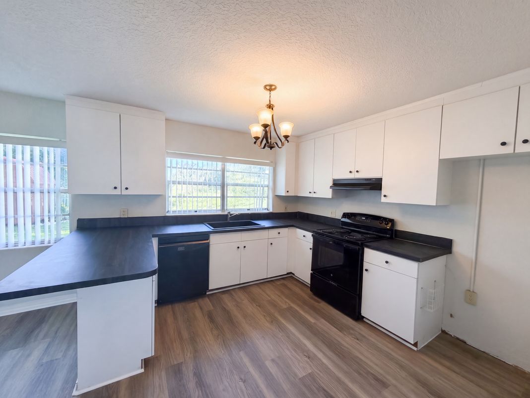 Property photo 2 of 1305 W Spencer St