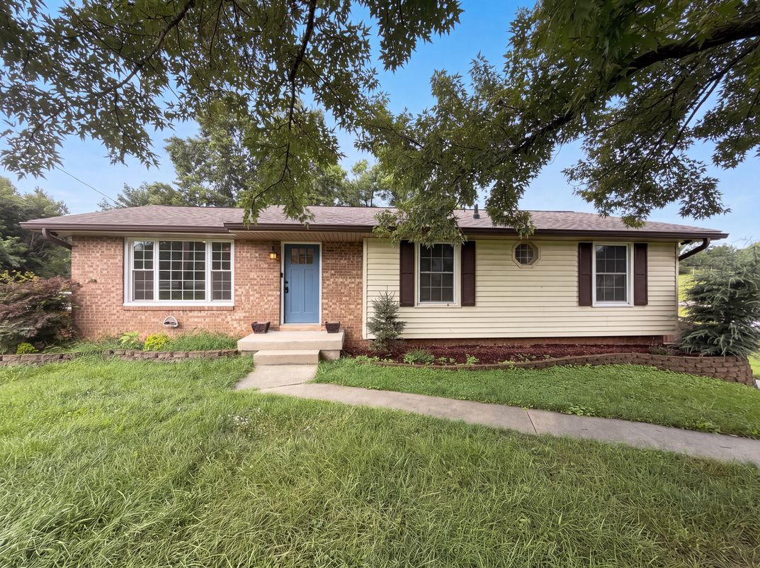 Property photo 1 of 102 S Valley Rd