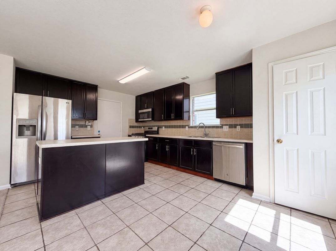 Photo 2 of 22 of 16519 Eaglewood Shadows Dr, Sugar Land, TX