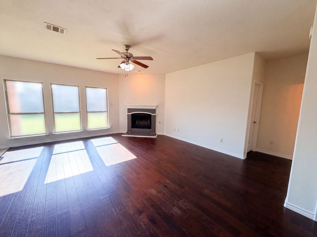 Photo 7 of 22 of 1217 Maverick Ln, Royse City, TX