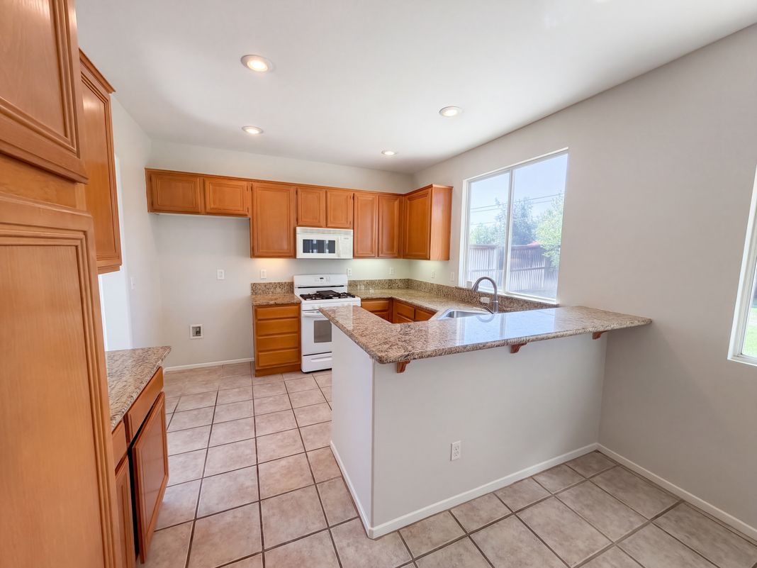 Property photo 2 of 33825 Glenoaks Dr