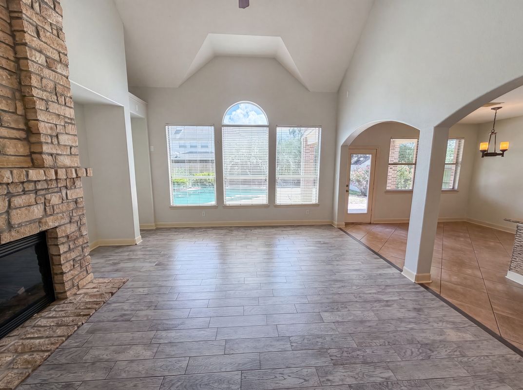 Property photo 2 of 15822 Maple Shores Dr