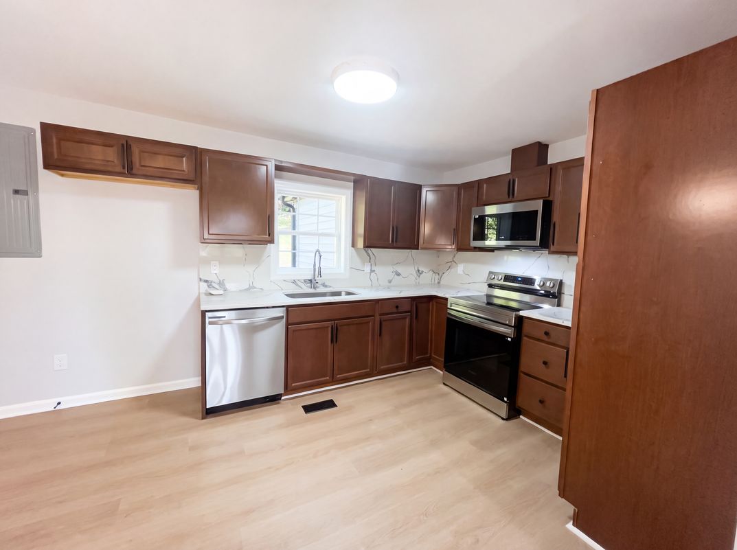 Property photo 2 of 915 Kenham Pl