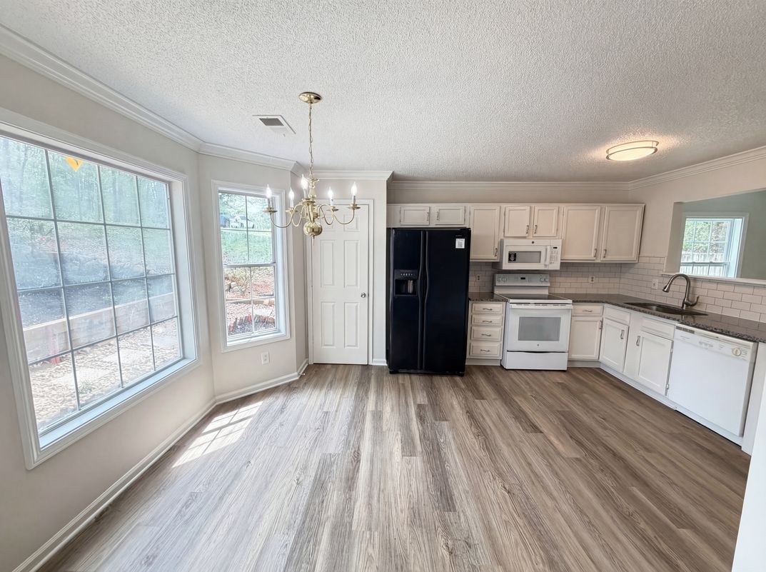 Property photo 2 of 5073 Farm Valley Dr NE