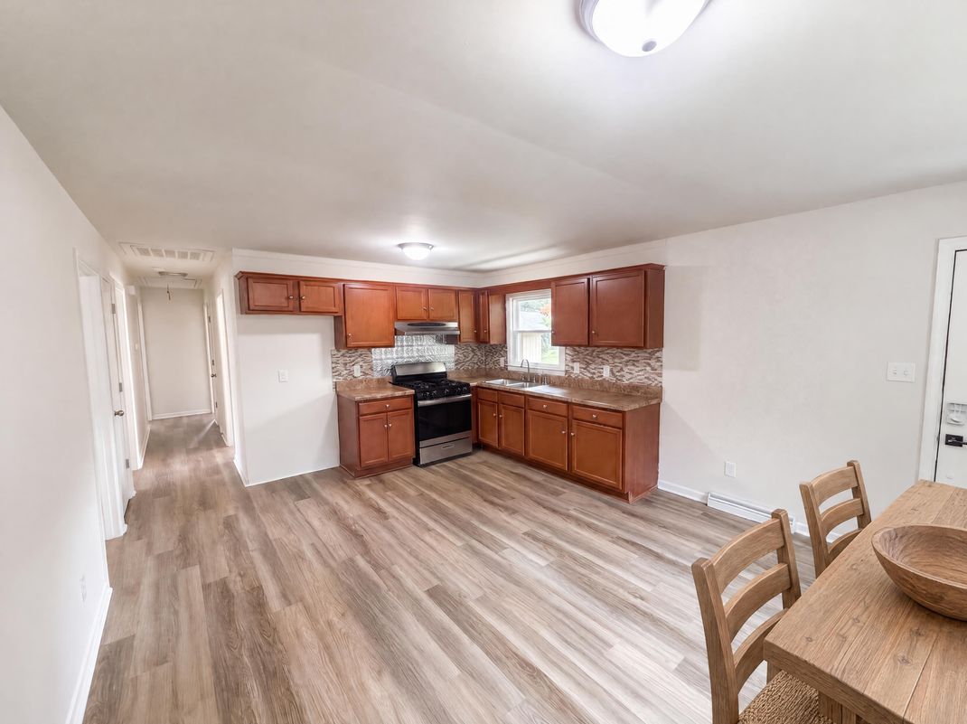 Property photo 2 of 1502 W Meadowview Rd